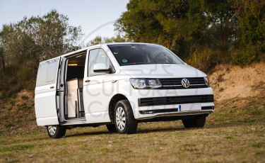 VW Caravelle T6 con placa solar y ducha exterior