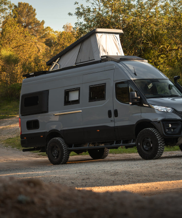 Iveco Daily 4x4 L4H3 con techo elevable
