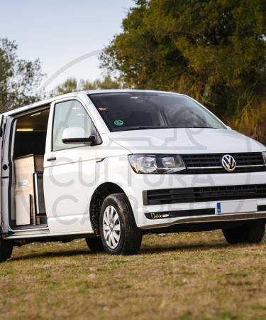 VW Caravelle T6 con placa solar y ducha exterior